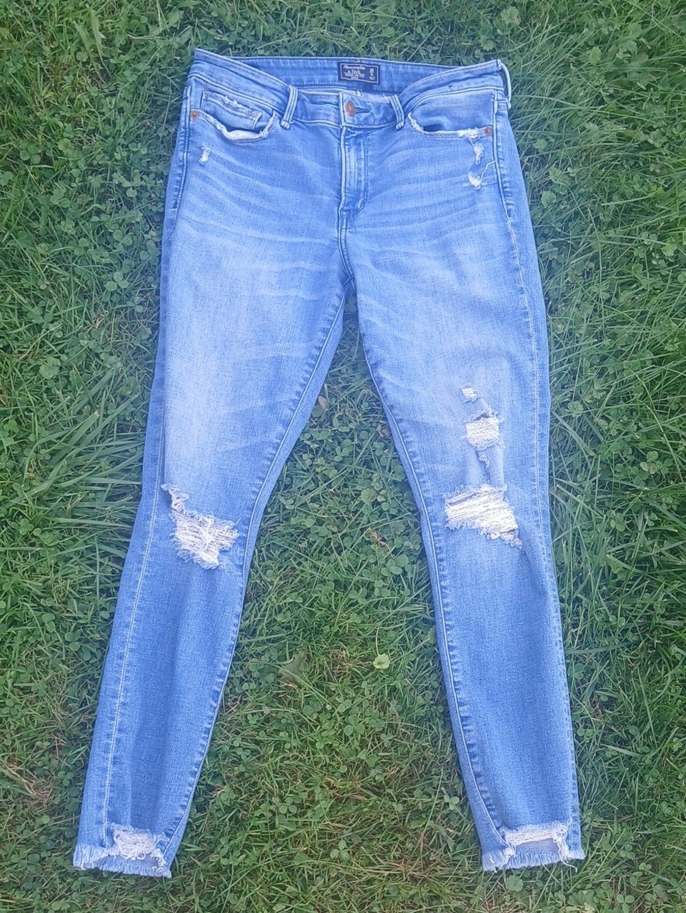A&F Harper Low Ankle Light Blue Distressed Skinny Jeans Size 28/6L